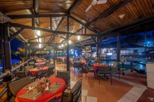 ein Restaurant mit Tischen und Stühlen in einem Raum in der Unterkunft Hotel Tilapia in Mwanza