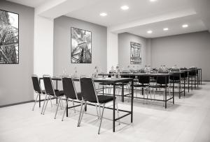 فندق ذا تراس البوتيكي في تبليسي: غرفة طعام بها طاولات وكراسي ولوحات