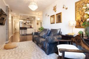 een woonkamer met een bank en een tafel bij Rambla Poblenou&Mar Bella Beach in Barcelona