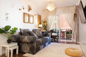 een woonkamer met een bank en een tafel bij Rambla Poblenou&Mar Bella Beach in Barcelona