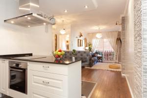 een keuken met witte kasten en een aanrechtblad bij Rambla Poblenou&Mar Bella Beach in Barcelona +26 foto's