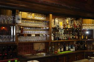 un bar avec beaucoup de lunettes sur le mur dans l'établissement Kalahari Lodge Kimberley, à Kimberley