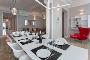バルセロナにあるHabitat Apartments Barcelona Classicのダイニングルーム(白いテーブル、白い椅子付)