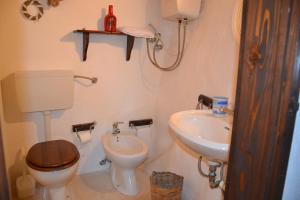 Baño pequeño con aseo y lavamanos en La Nave, en Gagliano del Capo
