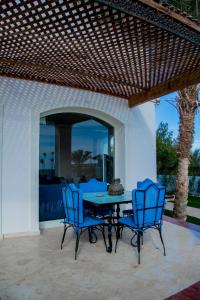 una mesa y sillas azules en un patio en Jacaranda, en Sharm El Sheikh