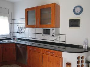 ロザスにあるAndalucia 18のキッチン(木製キャビネット、電子レンジ付)