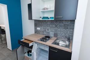 Kuchyň nebo kuchyňský kout v ubytování MOTEL24seven