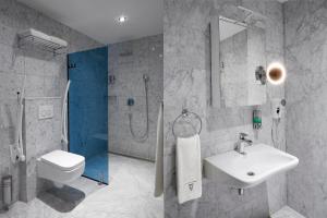 Koupelna v ubytování Amadi Park Hotel