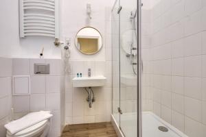 e bagno con servizi igienici, lavandino e doccia. di Apartamenty Mickiewicza a Katowice