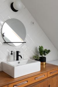 ブダペストにあるGozsdu Design Apartmentのバスルーム(白い洗面台、鏡付)