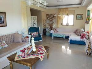 sala de estar con sofá y mesa en JoaMe Villa, en Kato Daratso