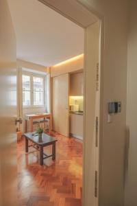 sala de estar con mesa y cocina en Impar Luxury Apartments en Oporto