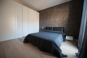 1 dormitorio con 1 cama con manta azul en Le Cupole Suites & Apartments en Trapani
