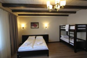 Postel nebo postele na pokoji v ubytování Amarena SPA Hotel - Breakfast included in the price Spa Swimming pool Sauna Hammam Jacuzzi Restaurant inexpensive and delicious food Parking area Barbecue 400 m to Bukovel Lift 1 room and cottages