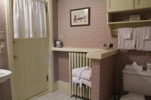 A bathroom at Shipwright Inn Még 37 kép