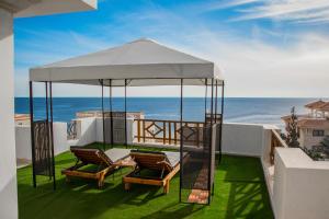cenador en un balcón con vistas al océano en Jacaranda, en Sharm El Sheikh
