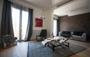 uma sala de estar com um sofá e uma mesa em Le Cupole Suites & Apartments em Trapani