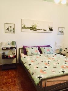 Un dormitorio con una cama con flores. en Casa Resi, en La Mareta