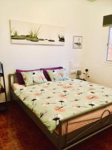 uma cama com um edredão com flores em Casa Resi em La Mareta