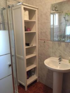 a bathroom with a sink and a white cabinet at Casa Resi in La Mareta