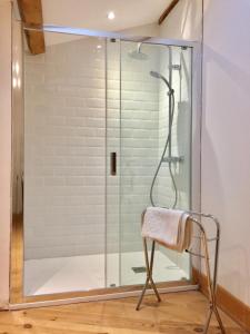 アネロンにあるMagnificent Renovated Farmhouse - 10 Min A7 -の浴室のガラス扉付きシャワー +37枚の写真