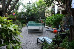 ラヴァーニャにあるCà da Naldaの庭園内の卓球台と椅子