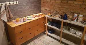 una stanza con bancone e cibo sopra di Innergårdens Bed and Breakfast a Karlshamn