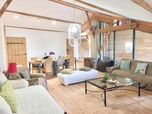 ein Wohnzimmer mit einem Sofa und einem Tisch in der Unterkunft Magnificent Renovated Farmhouse - 10 Min A7 - in Anneyron