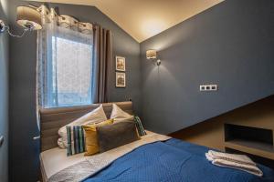 Postel nebo postele na pokoji v ubytování Olives Ruterra Loft with Sauna