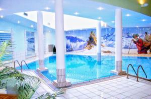 una gran piscina con una pintura en la pared en Les Balcons du Savoy en Chamonix-Mont-Blanc