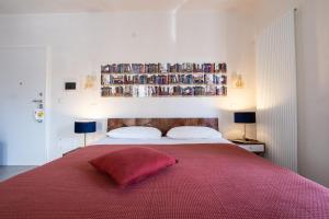 ポリニャーノ・ア・マーレにあるB&B A Pochi Passiのベッドルーム1室(大型ベッド1台、赤い枕付)