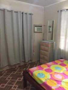 Postel nebo postele na pokoji v ubytování Fleetwood Suites