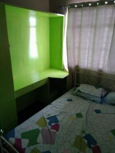 Postel nebo postele na pokoji v ubytování Fleetwood Suites