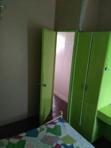Postel nebo postele na pokoji v ubytování Fleetwood Suites