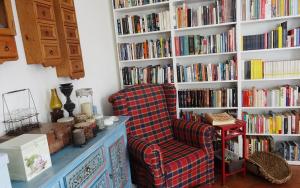 una sala de estar con una estantería llena de libros en La Celestina en Piana Crixia