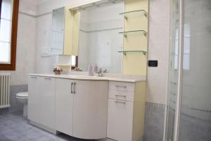 Koupelna v ubytování Comfy Apt 2 bedrooms and free parking - Quite area