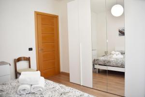 Postel nebo postele na pokoji v ubytování Comfy Apt 2 bedrooms and free parking - Quite area