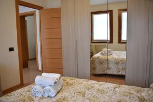 Postel nebo postele na pokoji v ubytování Comfy Apt 2 bedrooms and free parking - Quite area