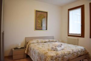 Postel nebo postele na pokoji v ubytování Comfy Apt 2 bedrooms and free parking - Quite area