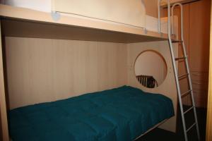 ein Schlafzimmer mit einem Etagenbett und einer Leiter in der Unterkunft Albaré Solaria Montana in Marilleva