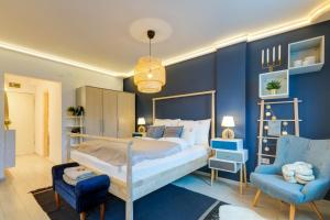 ブダペストにあるd.Five Gozsdu Garden Studioの青い壁のベッドルーム1室(ベッド1台付)