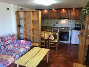 ロッカラーゾにあるResidenza MareaCasaのソファとテーブルのあるリビングルーム