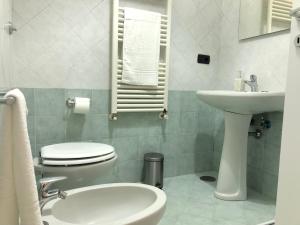 uma casa de banho branca com um WC e um lavatório em IL GIARDINO DI NONNO AGOSTINO em Castellammare di Stabia