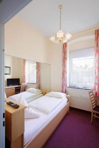 Säng eller sängar i ett rum på Hotel Moerser Hof