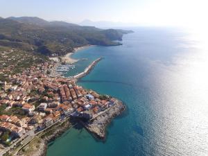 una vista aérea de una pequeña isla en el océano en Cala Blanca Resort, en Marina di Camerota