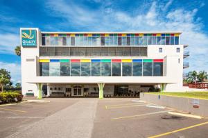un edificio con plazas de colores a un lado. en Quality Inn & Suites Conference Center en Winter Haven