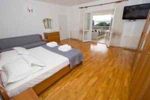 Posteľ alebo postele v izbe v ubytovaní Apartment Glavina with heated pool + 32 fotografií