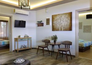ヘルソニソスにあるVilla Feroniaのテーブル、椅子、ベッドが備わる客室です。