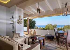 Una sala de estar con vista al mar. en Villa Feronia, en Hersonissos