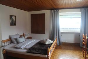 a bedroom with a large bed with a window at Gasthaus Schlossblick in Treuchtlingen